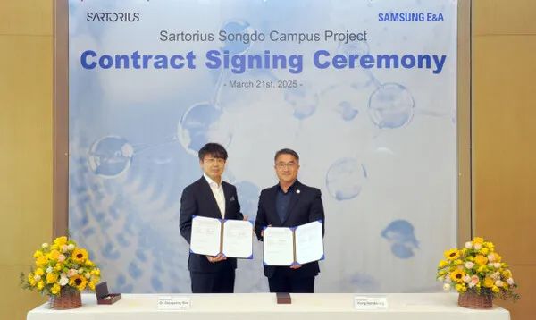Namgung Hong (right), CEO of Samsung E&A, and Kim Duk-sang, CEO of Sartorius Korea Operations, take a commemorative photo after signing a contract on the Sartorius Songdo Campus Project on March 21. (Photo provided by Samsung E&A)