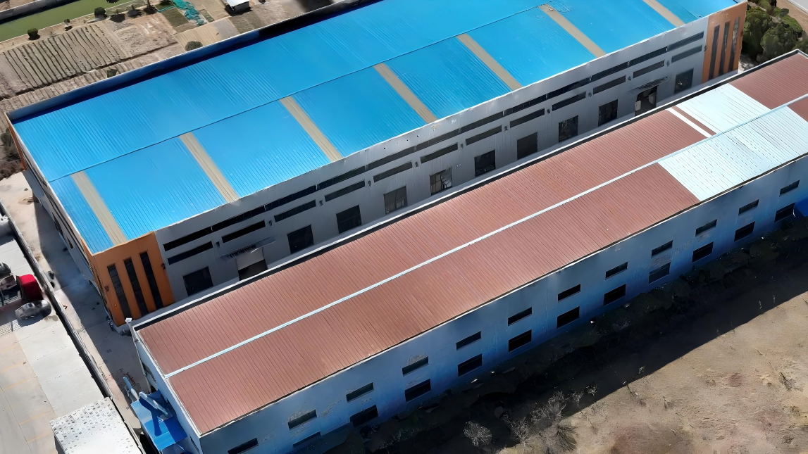 改造前：存在安全隐患的旧屋顶